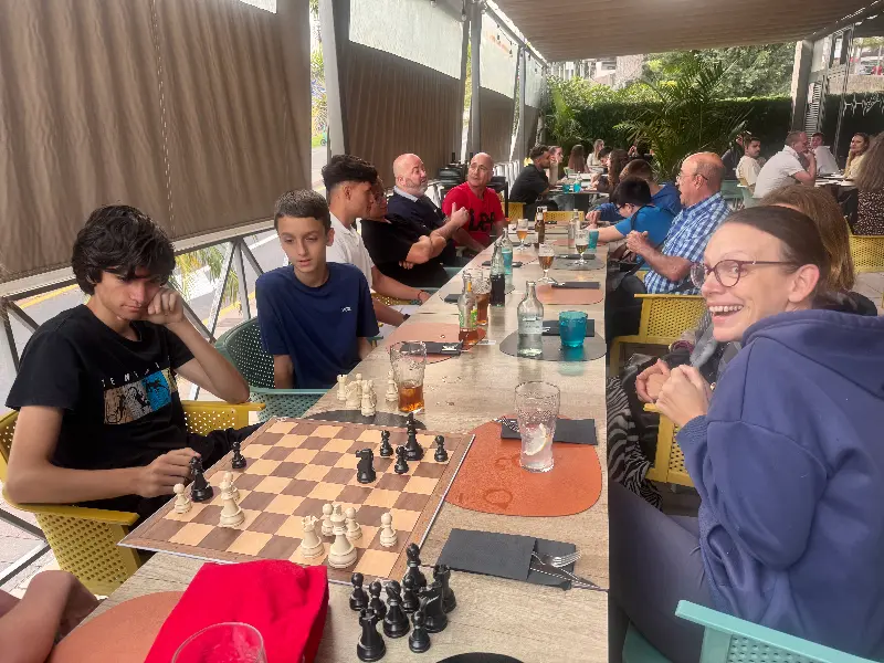 El ajedrez no entiende de pausas: ni la pizza puede frenar las ganas de jugar y calcular de nuestros chicos. ¡Pasión pura! 😋📊