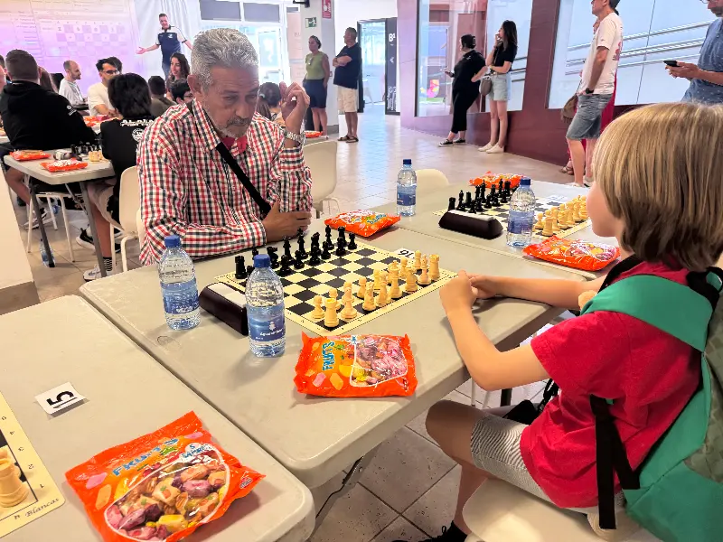 Un +65 y un -10 frente al tablero: la edad no importa en el ajedrez